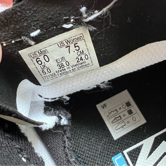 Like New! Vans MTE UltraRange EXO Shoe White with Black Accents - Picture 14 of 16